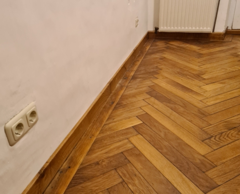 120 Jahre alte Eiche aufgearbeitet, Sockelleisten neu von uns gemacht