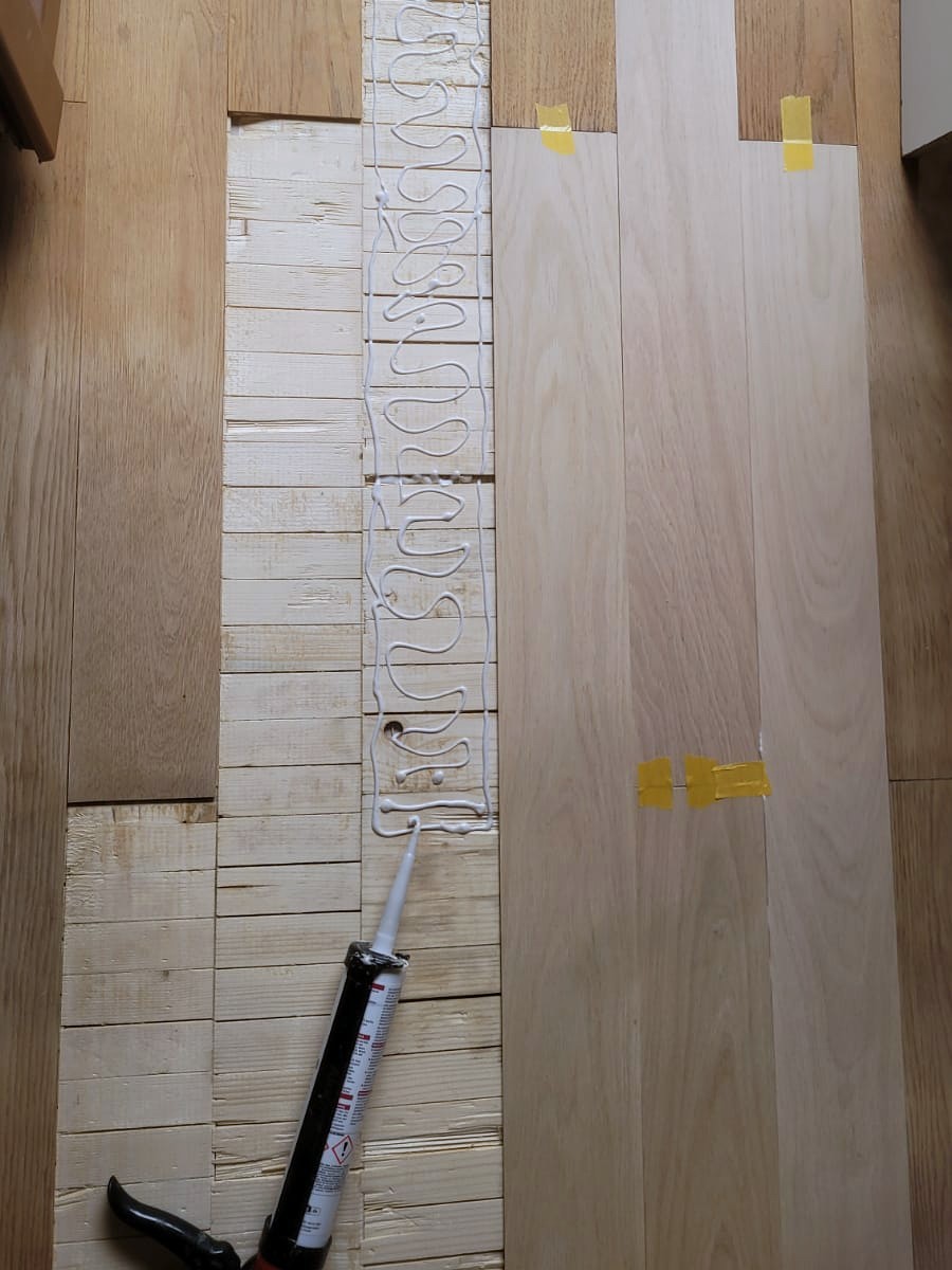 Die neue Deckschicht wird eingeklebt und ausgerichtet.